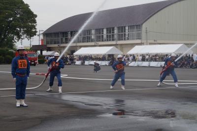 放水する3名の消防団員