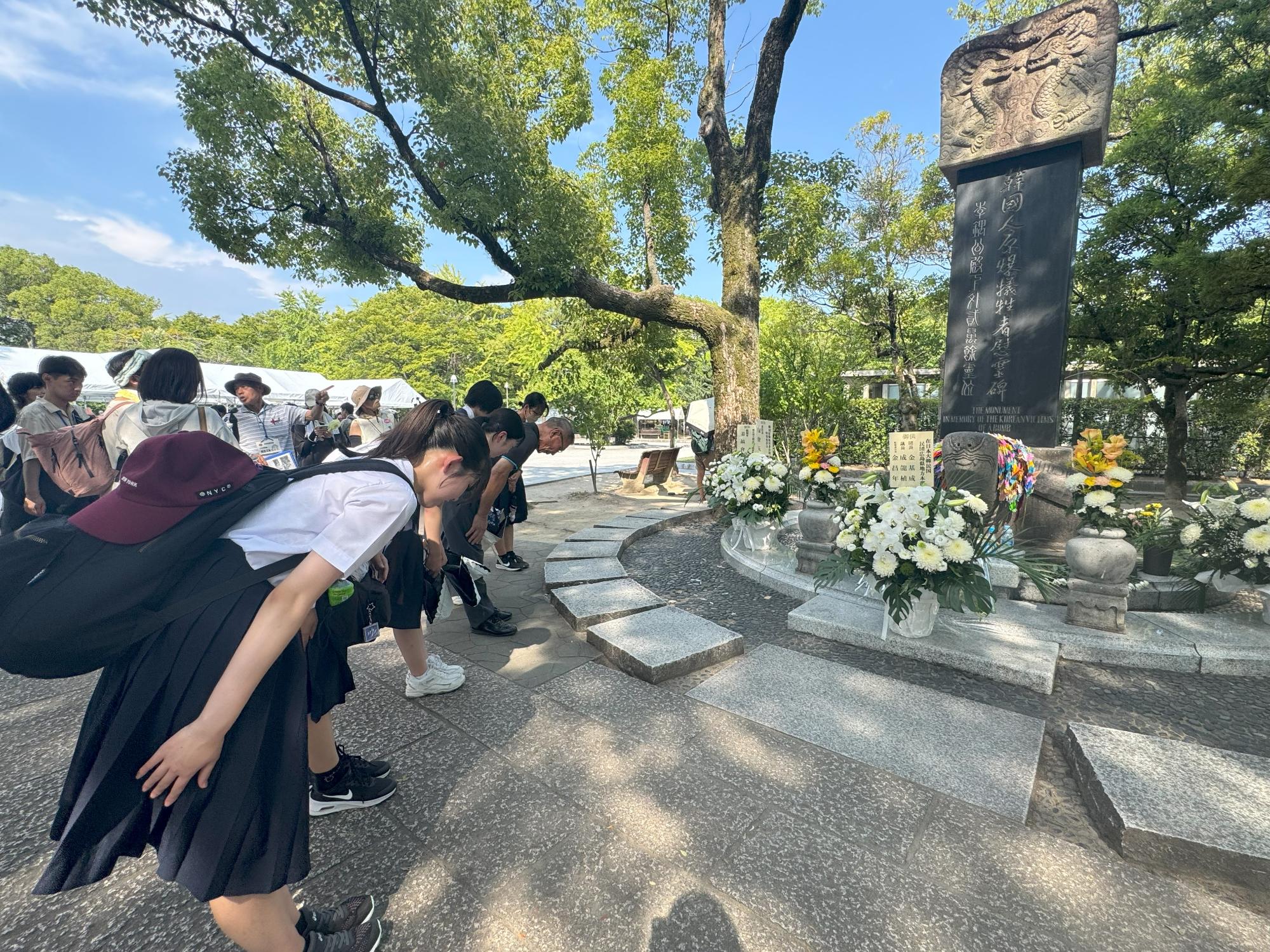韓国人原爆犠牲者慰霊碑献花