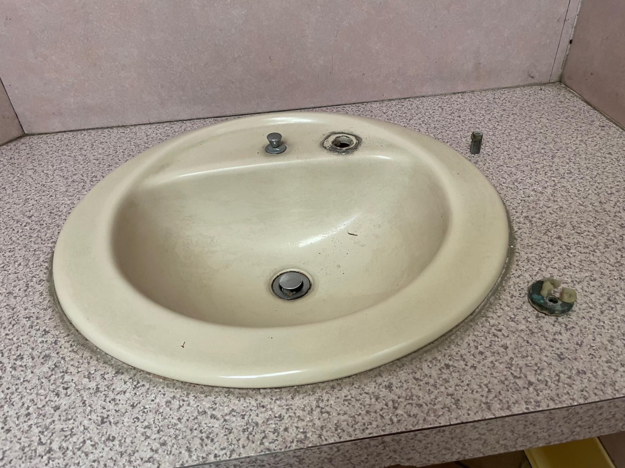 手洗所水栓(盗難後)