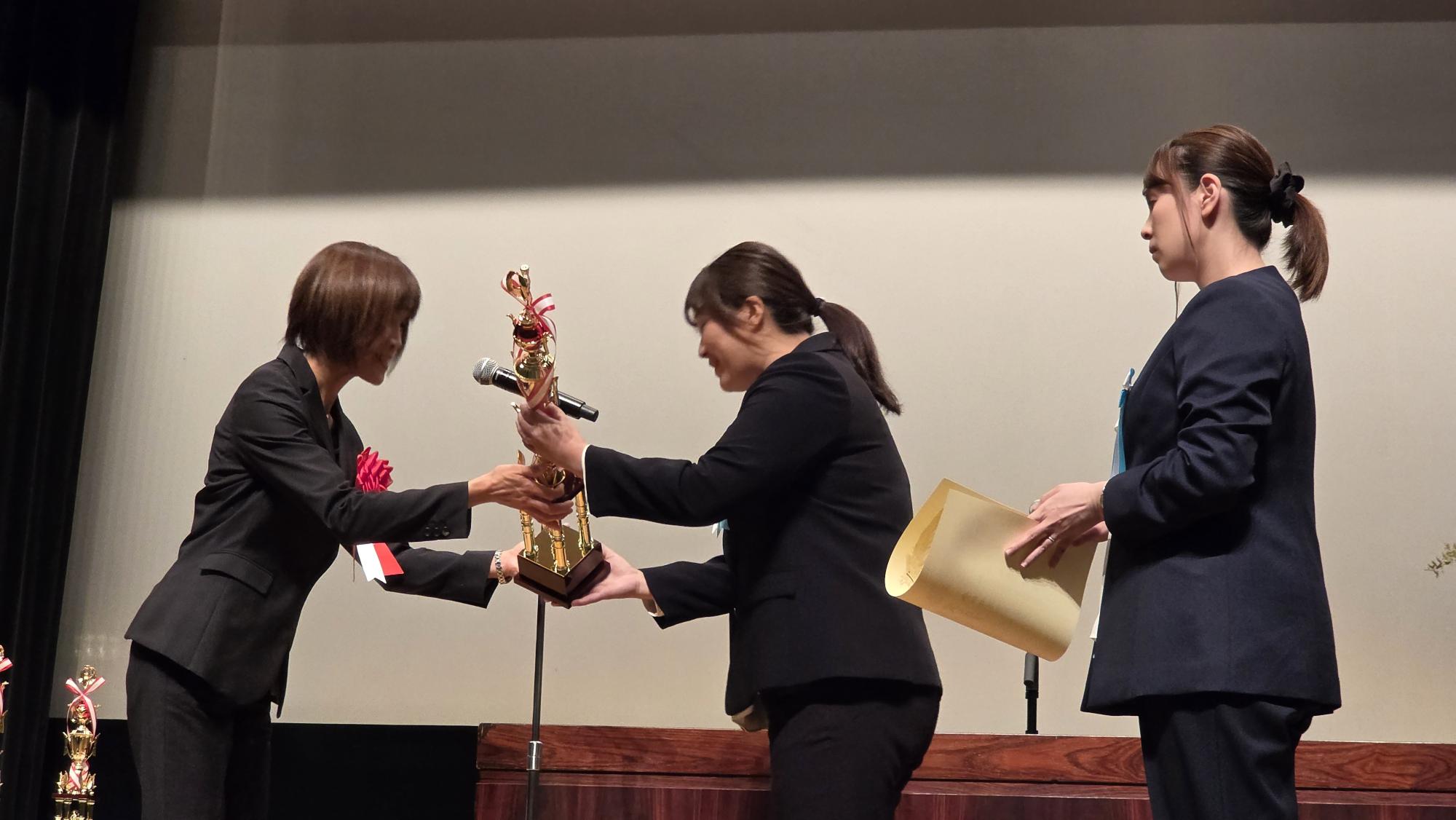 賞状授与の様子