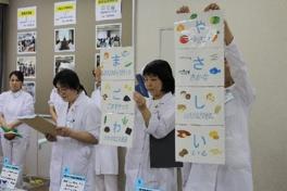 幸手市立小中学校学校栄養士チームのプレゼンテーションの様子