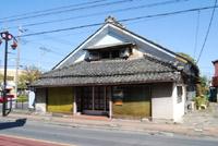 日差しを浴びる歴史的建造物の岸本家宅の写真