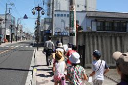商店めぐりの様子の写真