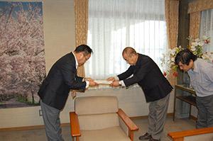 2013年5月29日に石川委員長、奈良副委員長から渡辺市長に提言書が提出されている写真