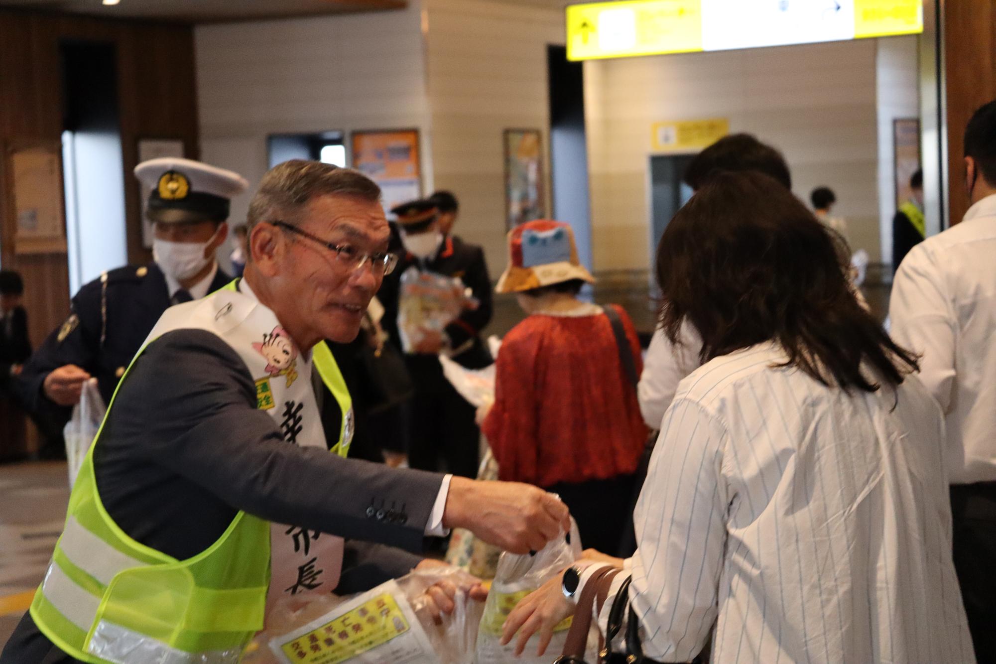 4月15日、幸手駅で春の交通安全運動街頭広報を行いました。