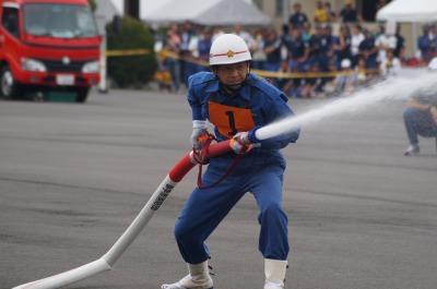 放水する消防団員