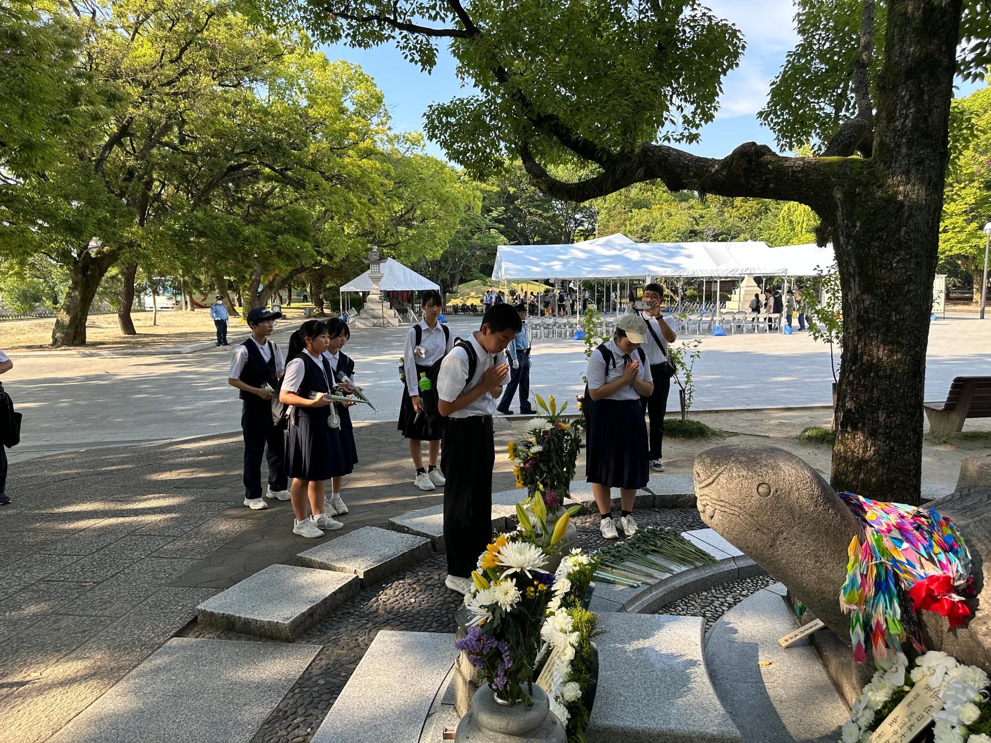 韓国人原爆犠牲者慰霊碑献花