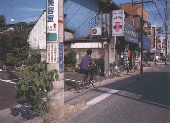 駅前の電柱にあるカスリン台風の増水位