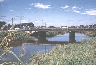 下高野満願寺橋が川の水面に反射して映し出されている写真