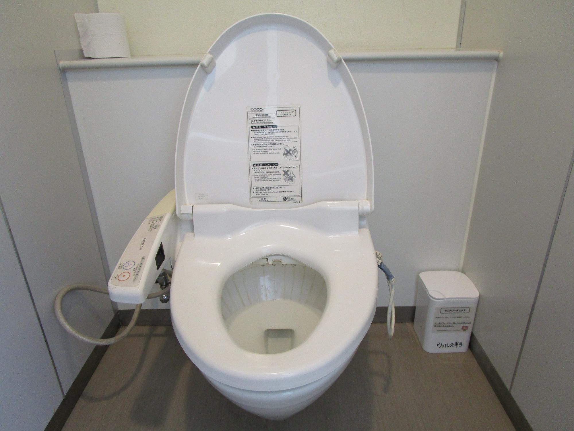 サニタリーボックスを設置したトイレの写真