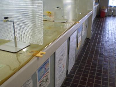 市内公共施設カウンターに設置した杖ホルダー2