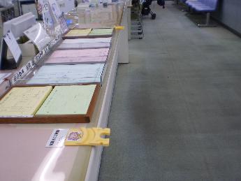 市内公共施設カウンターに設置した杖ホルダー5