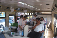 献血バス内で献血を行っている男女の画像