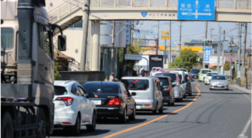 桜まつり期間中の渋滞の列