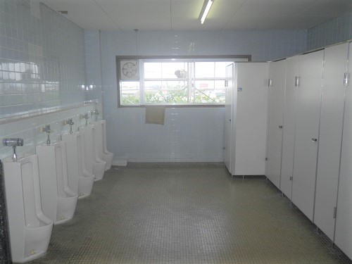 改修前の児童用男子トイレの写真