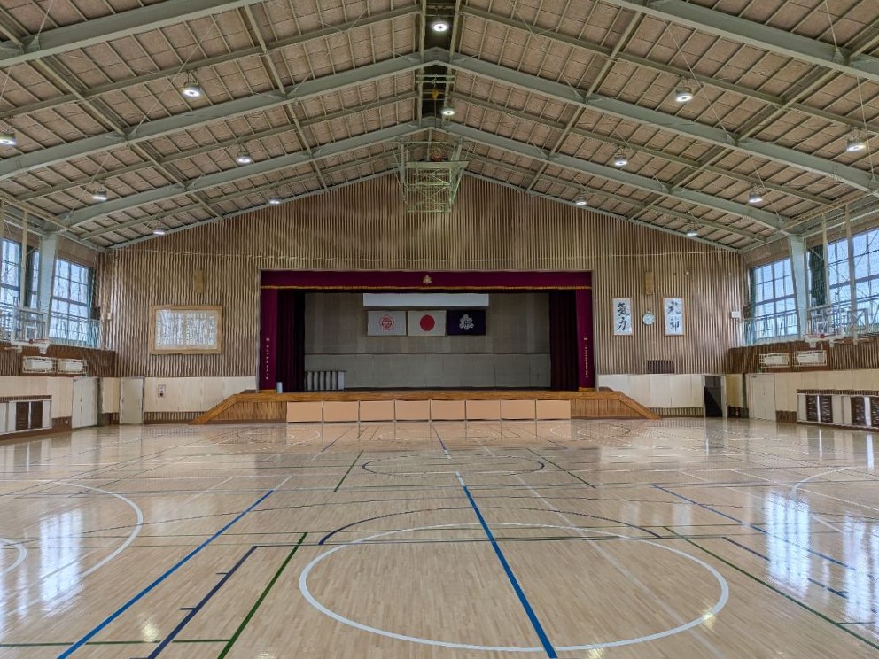 東中学校体育館のアリーナ