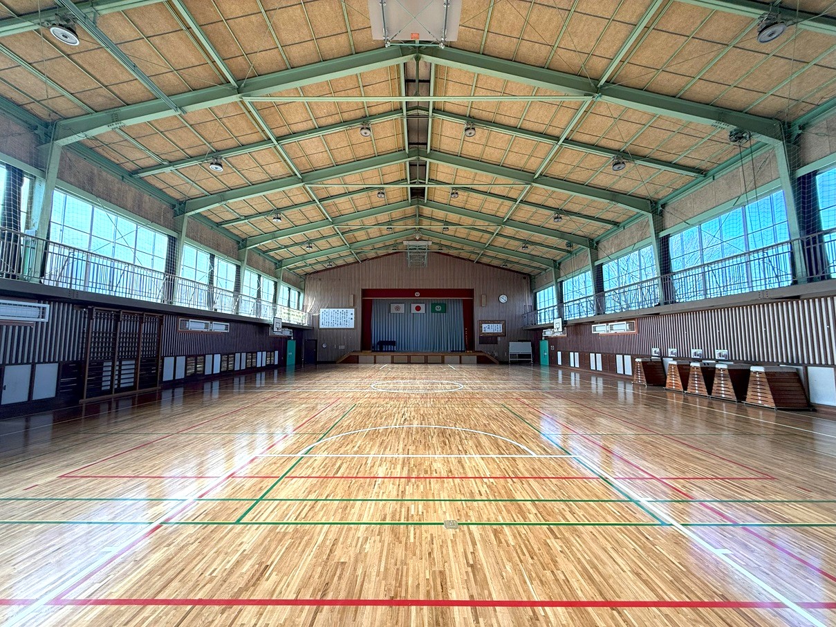 上高野小学校体育館のアリーナ