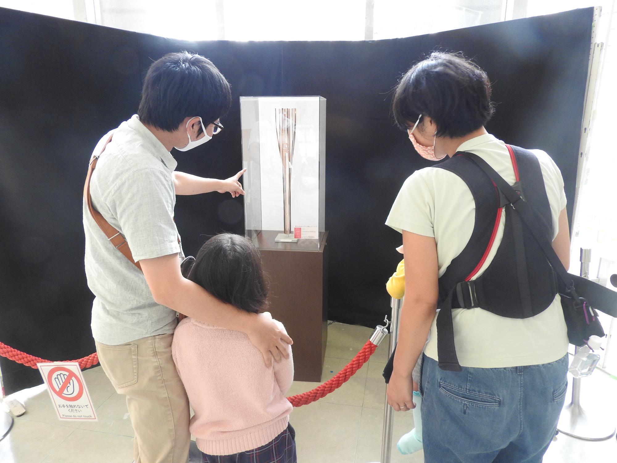 トーチを見る親子