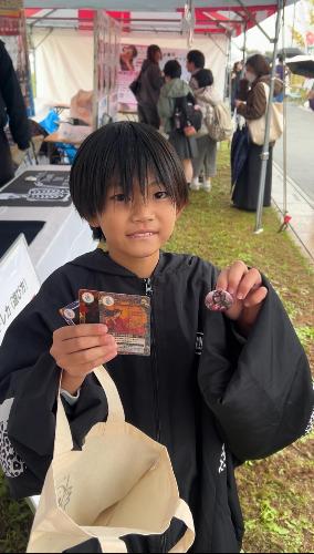 トレカを手に取る子ども