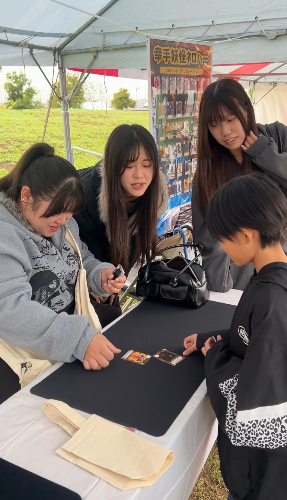 トレカで遊ぶ子ども