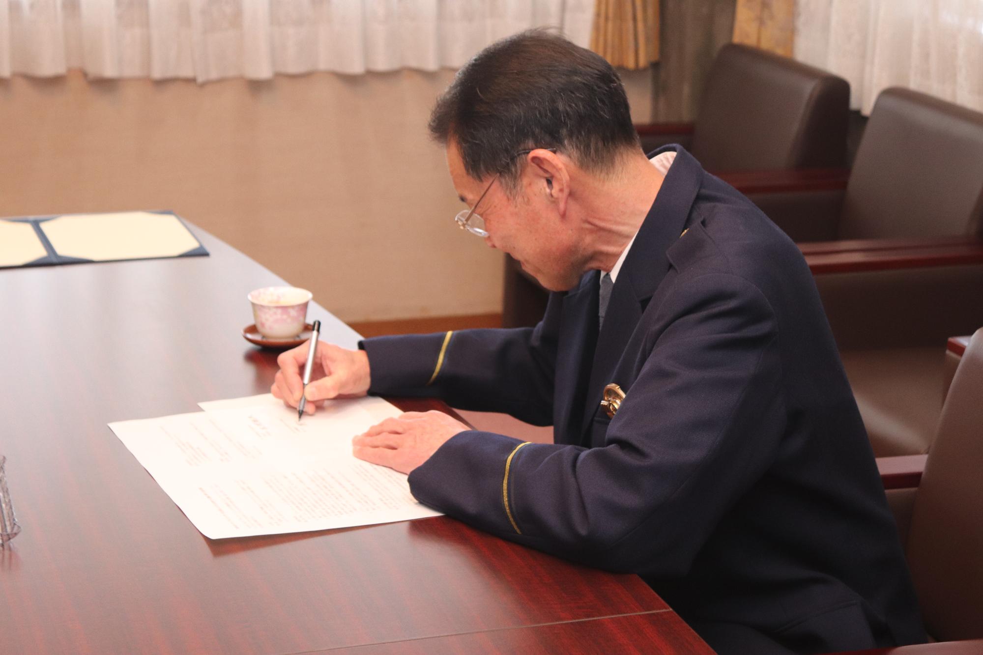 協定書に署名する幸手警察署長