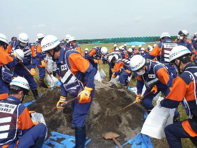 水防訓練で土のうづくりをする様子