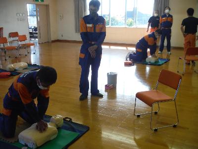 消防団員が胸骨圧迫を実施している様子