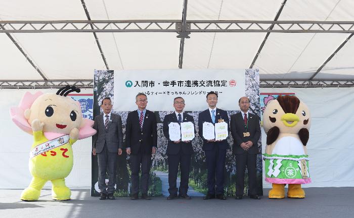 写真左から さっちゃん、山西教育長、和栗副市長、木村市長、杉島入間市長、濱川入間副市長、入間市マスコットキャラクター いるティー
