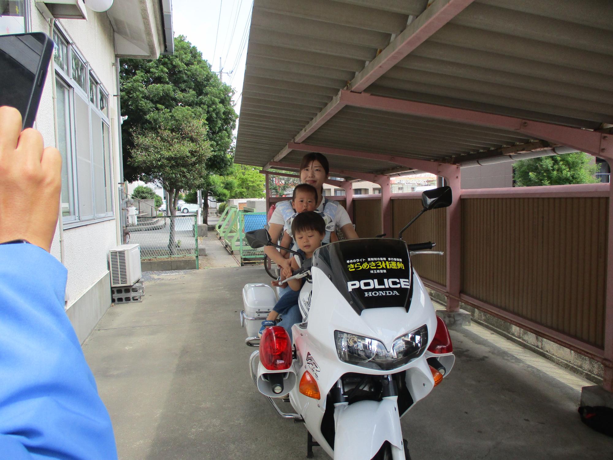 パトカーがやってくる！