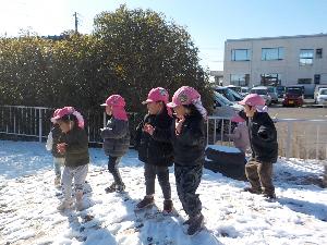 たんぽぽ雪遊び