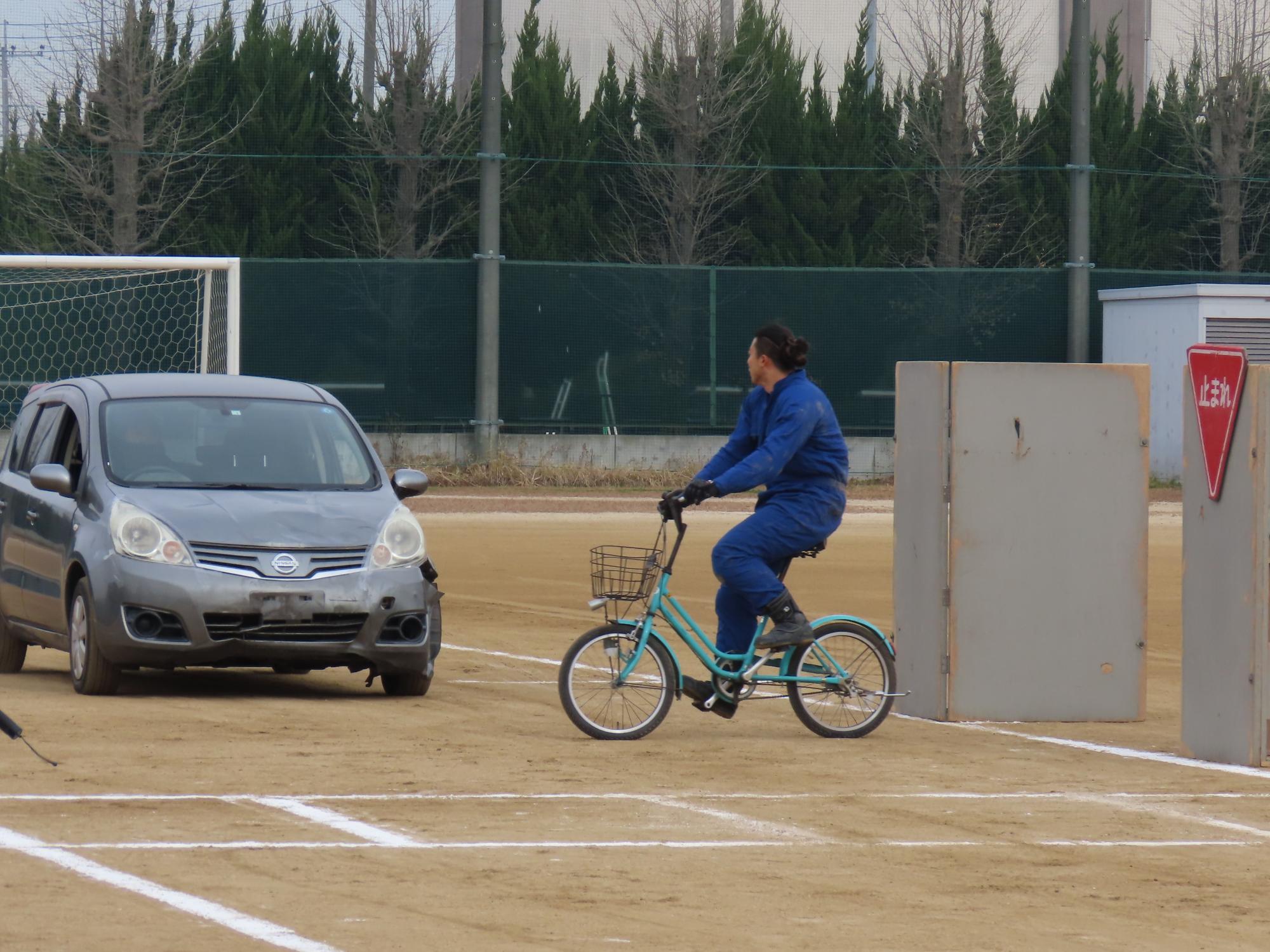 見通しの悪い交差点での事故の再現