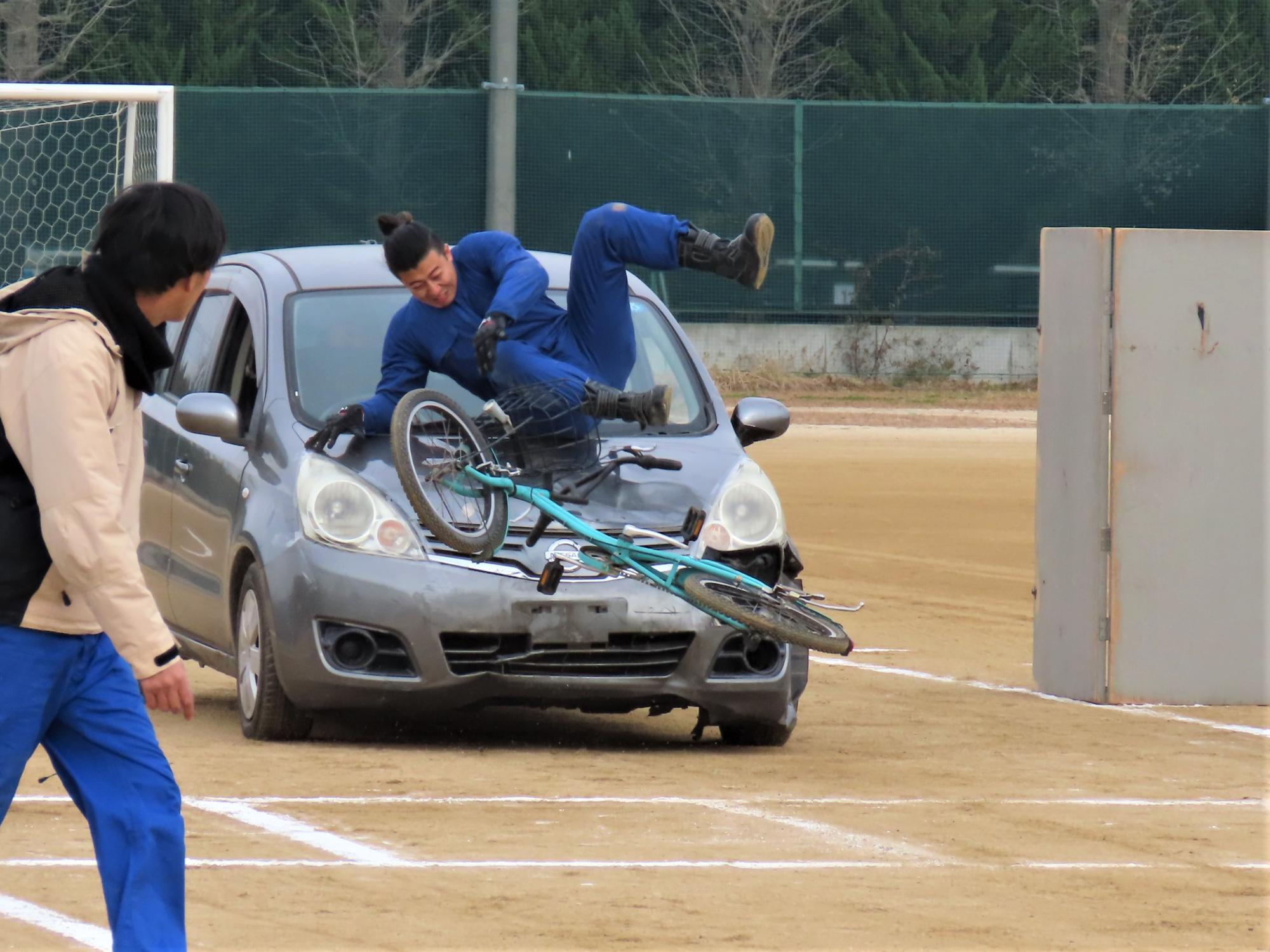 見通しの悪い交差点での事故の再現