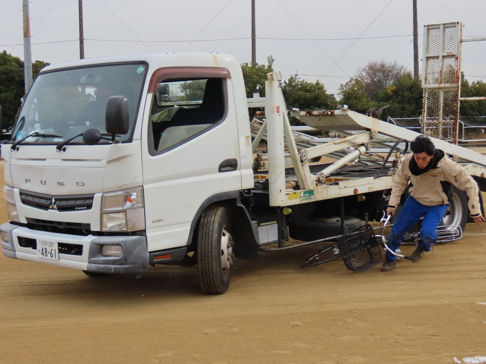 トラックの左折巻き込み事故の再現