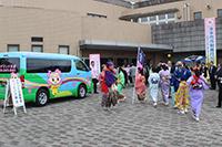 デマンド交通車両とちんどんパフォーマンスの様子の写真1